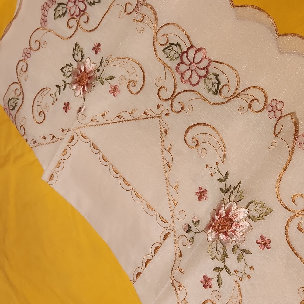 Square Table Linen/Topper - Picture 5 of 5